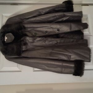 Super cute coat of faux leather and fur